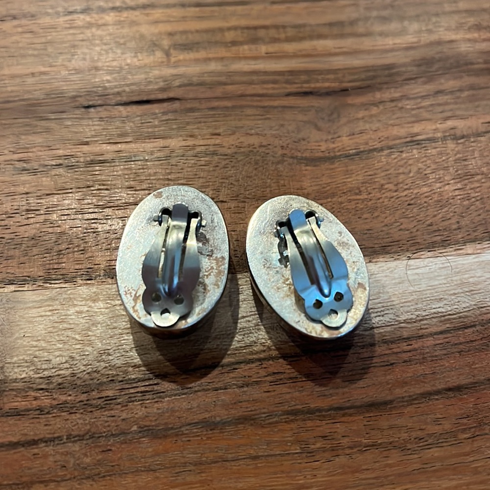 Chico’s Silver Iridescent Pearl Stone Clip On Earrings - Picture 2 of 4